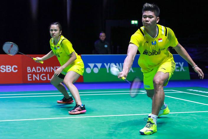 Praveen Jordan/Melati Daeva Oktavianti (Indonesia) menghadang pengembalian.