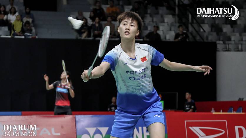 Chen Yu Fei (Tiongkok) mengembalikan shuttlecock.