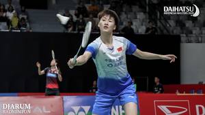 Chen Yu Fei (Tiongkok) mengembalikan shuttlecock.