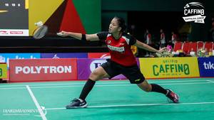 Aisha Galuh Maheswari (tim Kaliyetno) mengembalikan shuttlecock.