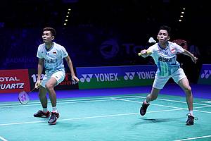 Fajar Alfian/Muhammad Rian Ardianto (Indonesia) bersiap menghadang serangan.