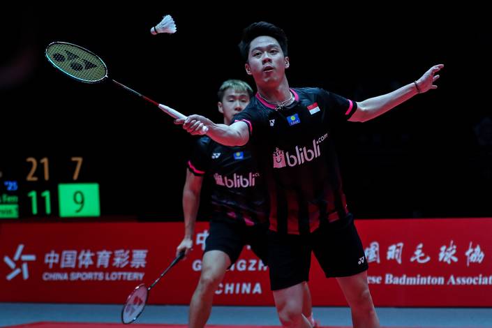 Kevin Sanjaya Sukamuljo/Marcus Fernaldi Gideon (Indonesia) menyambut pengembalian.