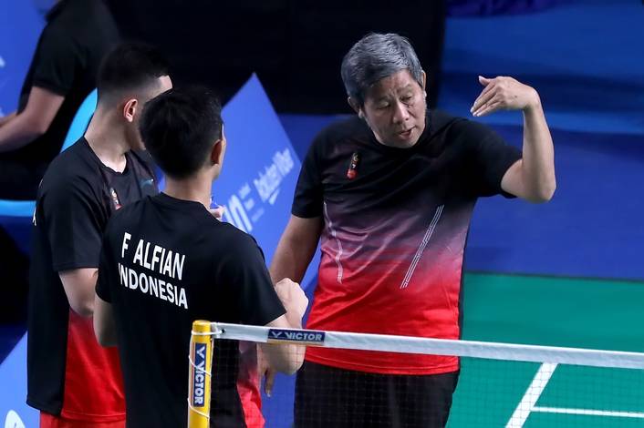 Herry Iman Pierngadi (knana) saat memberikan arahan kepada Fajar Alfian/Muhammad Rian Ardianto.