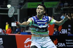 Jonatan Christie (Indonesia) mengembalikan shuttlecock.