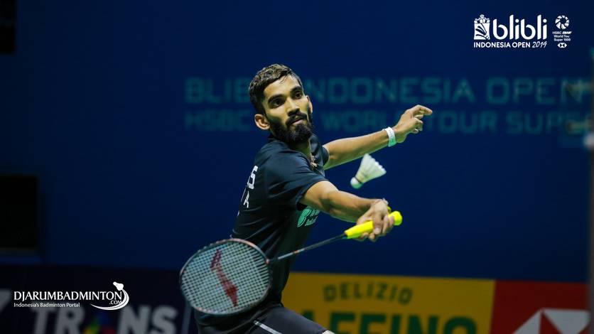 Kidambi Srikanth (India) menyambut pengembalian.