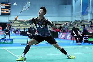 Yonatan Ramlie (Indonesia) menyambut pengembalian.