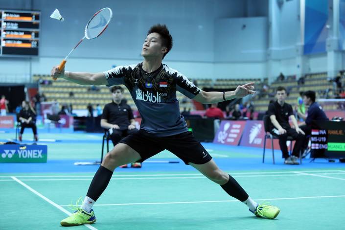 Yonatan Ramlie (Indonesia) menyambut pengembalian.