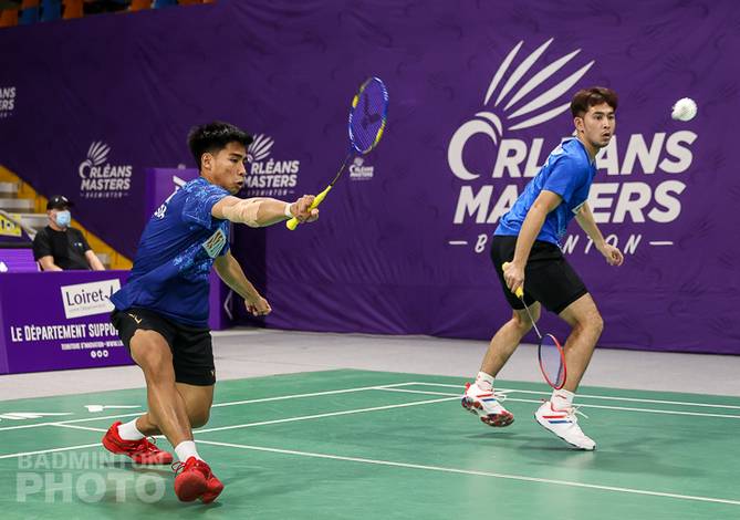 Sabar Karyaman Gutama/Moh. Reza Pahlevi Isfahani (Indonesia) mengembalikan shuttlecock. (Copyright: Badmintonphoto | Courtesy of BWF)