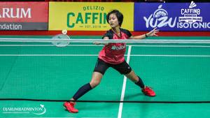 Putri Kusuma Wardani (Indonesia) mengembalikan shuttlecock.