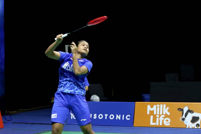 Komang Ayu Cahya Dewi (tim Rajawali) melepaskan serangan.