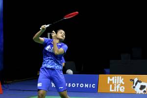 Komang Ayu Cahya Dewi (tim Rajawali) melepaskan serangan.