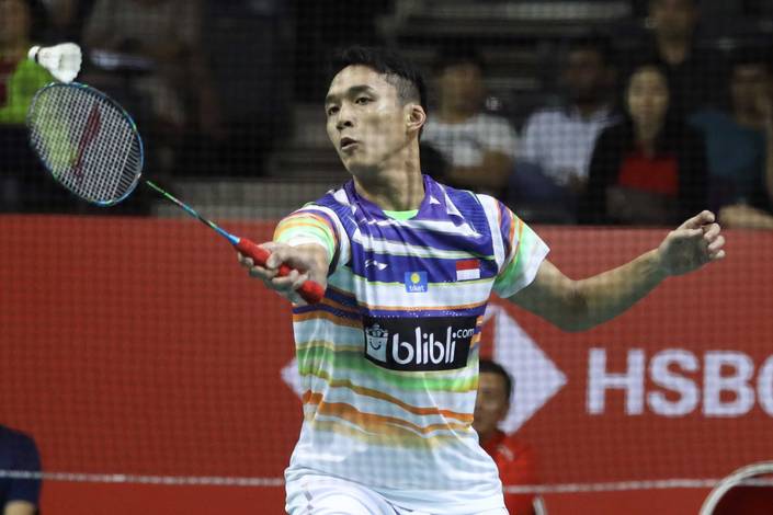 Jonatan Christie (Indonesia) mengembalikan shuttlecock.