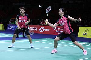 Greysia Polii/Apriyani Rahayu (Indonesia) menghadang pengembalian.