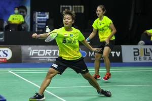 Ribka Sugiarto/Siti Fadia Silva Ramadhanti (tim Rajawali) mengembalikan shuttlecock.