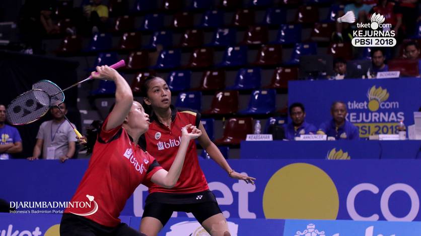 Debby Susanto/Roysita Eka Putri Sari (PB Djarum Kudus) bersiap menghadang pengembalian.
