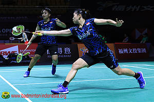 Greysia Polii/Apriyani Rahayu mengembalikan shuttlecock.