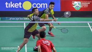 Muhammad Shohibul Fikri/Bagas Maulana (Indonesia) mengembalikan shuttlecock.