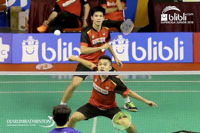 Leo Rolly Carnando/Daniel Marthin (Indonesia) mengembalikan shuttlecock.