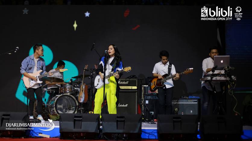 Penampilan Sheryl Sheinafia sebelum pertandingan dimulai.