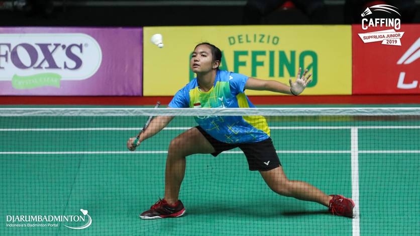 Deswanti Hujansih Nurtertiati (PB Exist) mengembalikan shuttlecock.