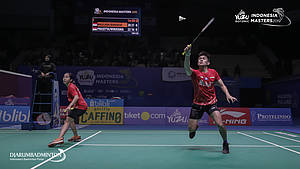 Adnan Maulana/Mychelle Crhystine Bandaso (Indonesia) bersiap menyambut pengembalian.