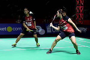 Ribka Sugiarto/Siti Fadia Silva Ramadhanti (PB Djarum Kudus) bersiap menghadang pengembalian.