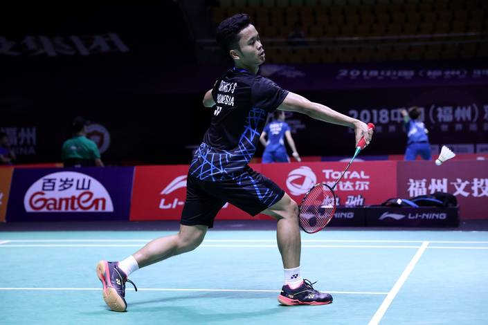 Anthony Sinisuka Ginting mengembalikan shuttlecock.