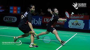 Ribka Sugiarto/Siti Fadia Silva Ramadhanti (Indonesia) menyambut pengembalian.