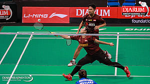 Irfan Fadhillah/Shela Devi Aulia (PB Jaya Raya) mengembalikan shuttlecock.