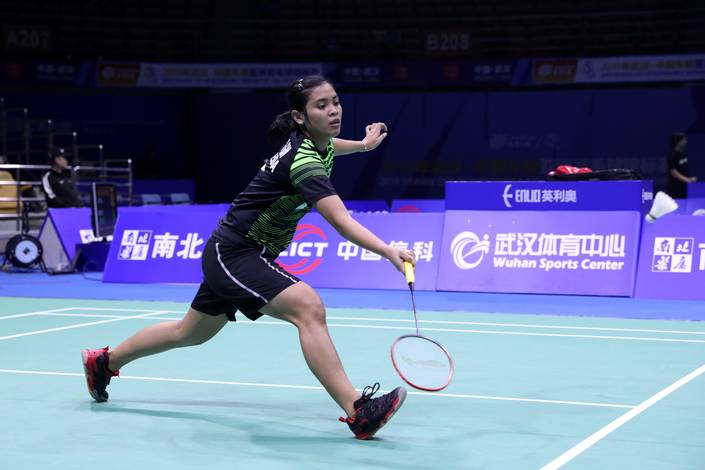 Gregoria Mariska Tunjung (Indonesia) menyambut pengembalian.