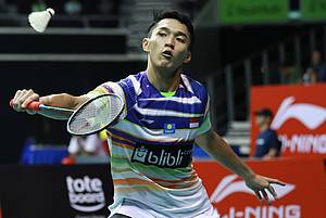 Jonatan Christie (Indonesia) mengembalikan shuttlecock.