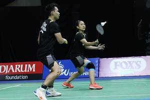 Rinov Rivaldy/Pitha Haningtyas Mentari mengembalikan shuttlecock.