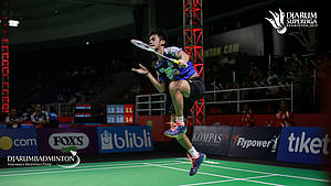 Firman Abdul Kholik (Indonesia) melepaskan serangan.