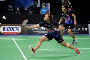 Agatha Imanuella/Nita Violina Marwah (tim Harimau) menyambut pengembalian.