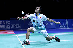 Anthony Sinisuka Ginting (Indonesia) mengembalikan shuttlecock.