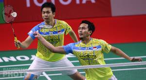 Ganda putra Indonesia, Hendra Setiawan/Mohammad Ahsan bersiap menyambar pengembalian. (Copyright: Badmintonphoto | Courtesy of BWF)