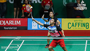 Rehan Naufal Kusharjanto/Lisa Ayu Kusumawati (Indonesia) mengembalikan shuttlecock.