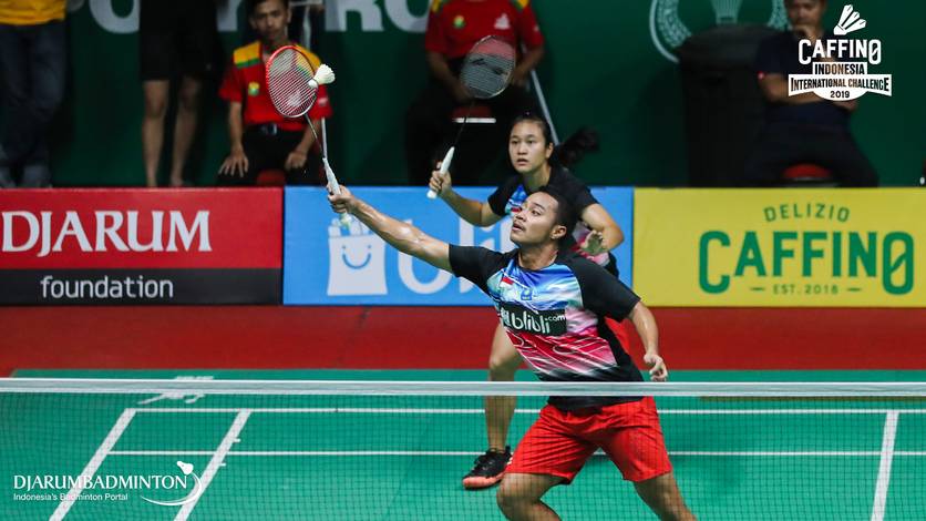 Rehan Naufal Kusharjanto/Lisa Ayu Kusumawati (Indonesia) mengembalikan shuttlecock.