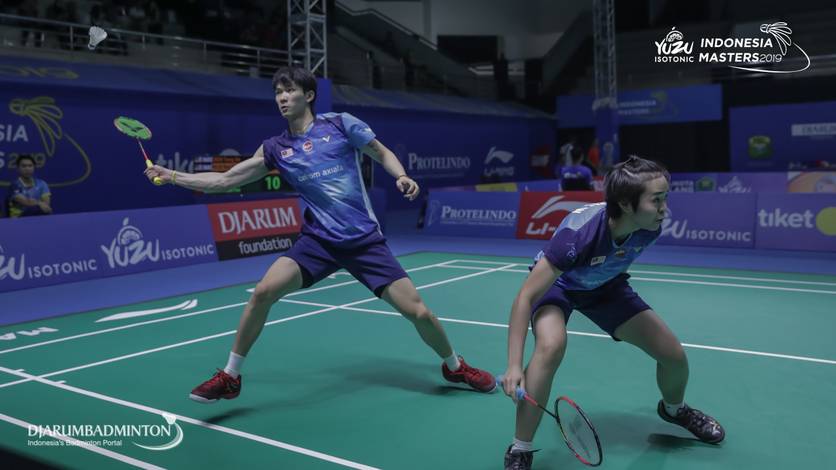 Chen Tang Jie/Peck Yen Wei (Malaysia) bersiap menyambut pengembalian.