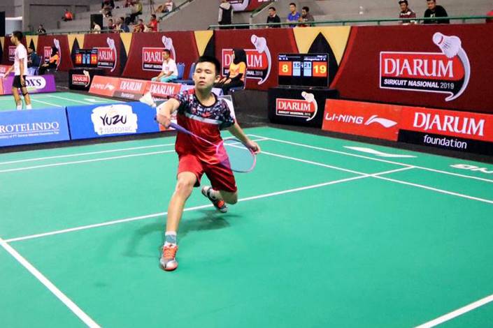 Gregorius Frederico Kristianto (PB Naga Jaya Palembang) bersiap mengembalikan shuttlecock.