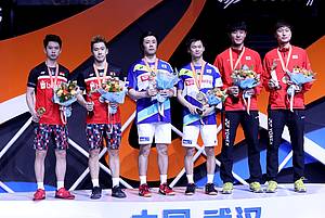Kevin Sanjaya Sukamuljo/Marcus Fernaldi Gideon (paling kiri) berfoto di atas podium.