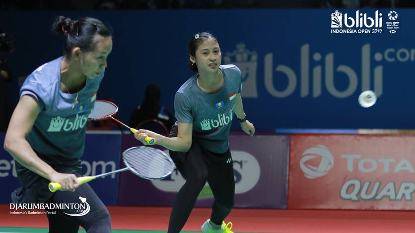 Rizki Amelia Pradipta/Della Destiara Haris (Indonesia) menghadang serangan.