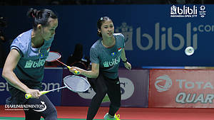 Rizki Amelia Pradipta/Della Destiara Haris (Indonesia) menghadang serangan.