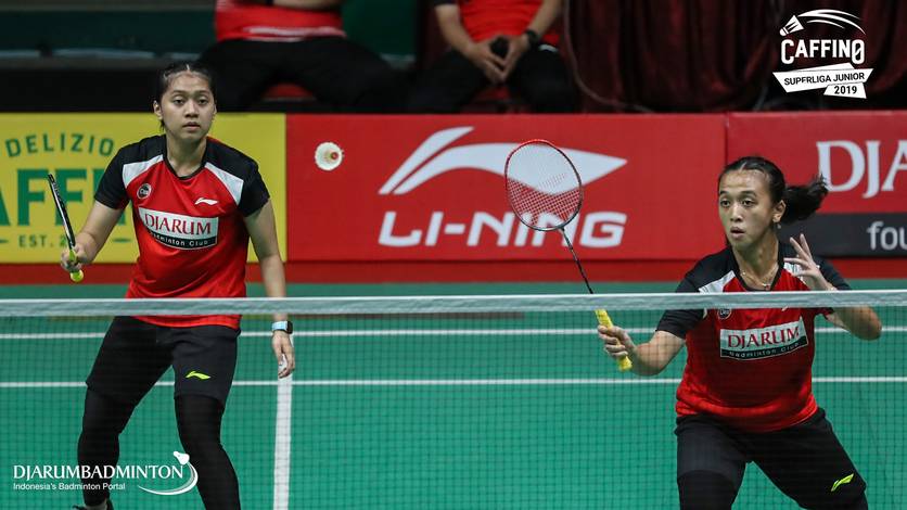 Febriana Dwipuji Kusuma/Indah Cahya Sari Jamil (PB Djarum Kudus) bersiap menyambut pengembalian.