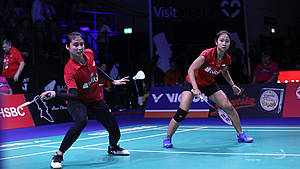 Rizki Amelia Pradipta/Ni Ketut Mahadewi Istarani bersiap menghadang serangan.