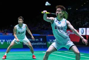 Kevin Sanjaya Sukamuljo/Marcus Fernaldi Gideon (Indonesia) menghadang pengembalian.