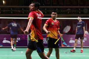Aksi selebrasi ganda putra Jawa Barat, Andika Ramadiansyah/M Fachrikar P Mansur, pada partai semifinal putra beregu PON Papua 2021 (PON Papua 2021/Hadi Abdulloh)