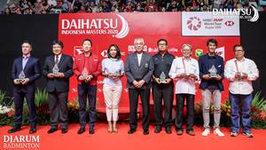 Foto bersama usai penyerahan penghargaan.