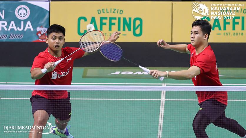 Bernadus Bagas Kusuma Wardana/Dwiki Rafian Restu (Jawa tengah) menyambut pengembalian.