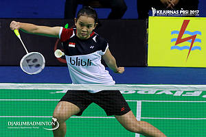 Aurum Oktavia Winata (Indonesia) menghadang serangan.